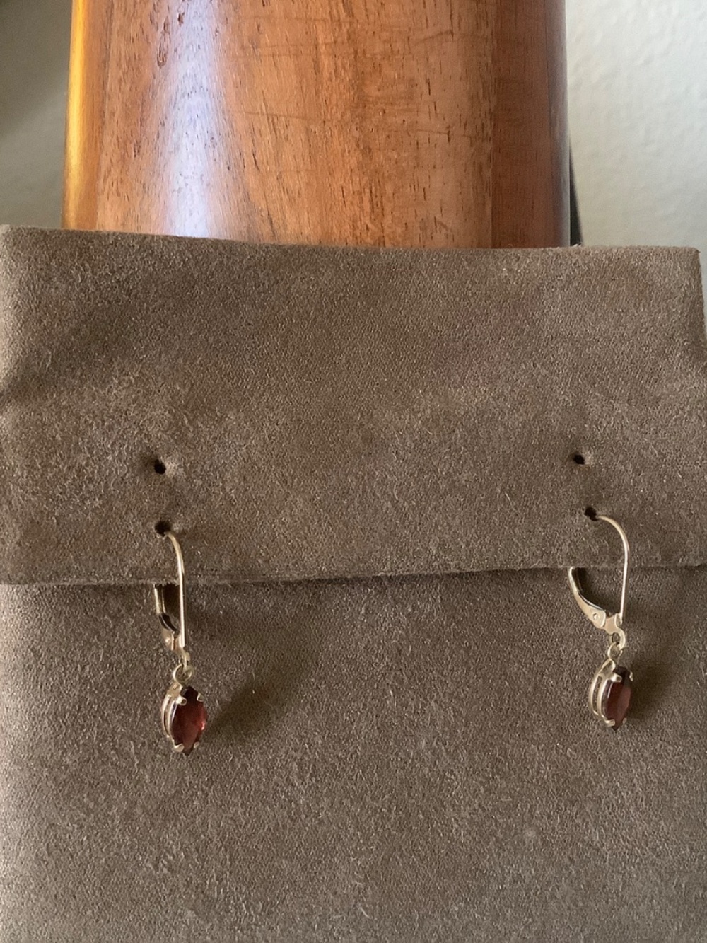 Gold drop earrings with red stone - Picture 3 of 6